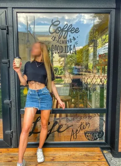 Elena, 32