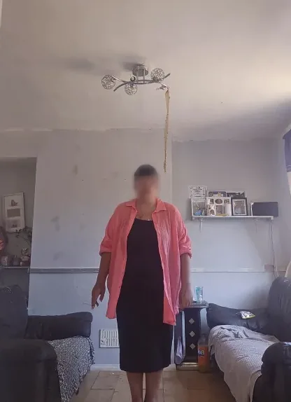 Manuela, 35